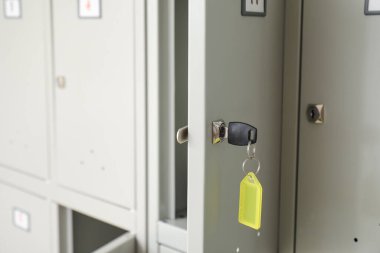 Anahtarlı modern dolap, yakın plan.