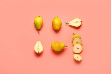 Kırmızı zemin üzerinde taze armutlar