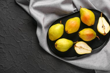 Siyah armutlu taze armut tabağı