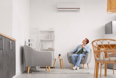 Genç adam evde Klima arasında geçiş yapma