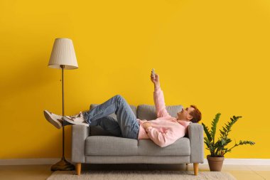 Genç adam evde Klima arasında geçiş yapma