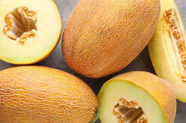 Gri arkaplanda tatlı kavunlar