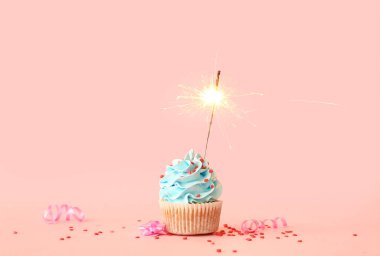 Pembe arka planda maytaplı leziz bir doğum günü pastası.