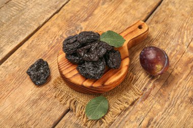 Ahşap arka planda lezzetli kurutulmuş erikli tahta.