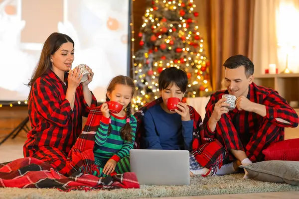 Glad Familj Med Kakao Titta Julfilm Laptop Hemma — Stockfoto