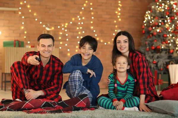 Glad Familj Tittar Julfilm Hemma — Stockfoto