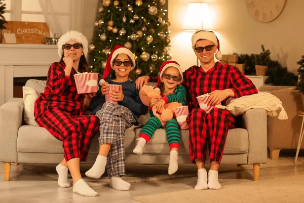 Glad Familj Glasögon Med Popcorn Titta Julfilm Hemma — Stockfoto