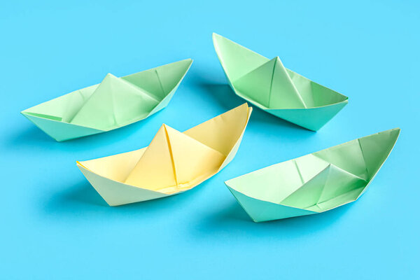 Красочные лодки оригами на синем фоне