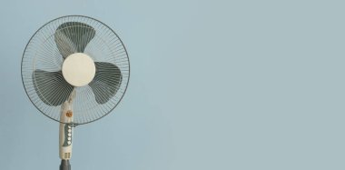 Metin için alanı olan gri arkaplanda elektrik vantilatörü