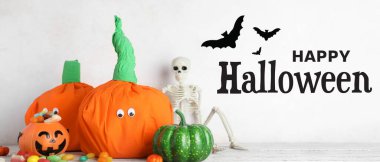 Cadılar Bayramı afişi, balkabağı, iskelet ve lezzetli şekerler  