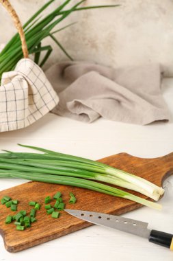 Ahşap tahta masada taze yeşil soğan ile