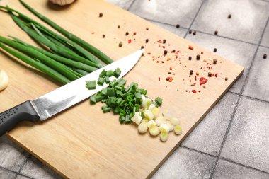 Koyu fayanslı taze soğanlı ahşap tahta.