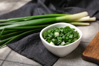 Taze kesilmiş yeşil soğanlı kase.