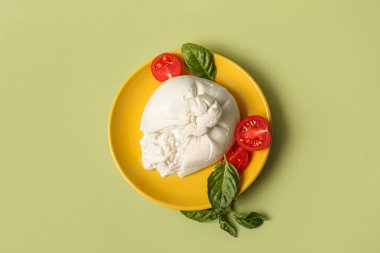 Yeşil arka planda lezzetli Burrata peyniri tabağı