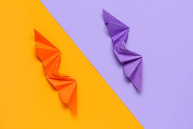 Renk arkaplanında farklı origami yarasaları