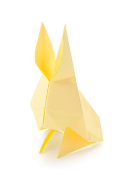 Beyaz arkaplanda bej origami tavşanı