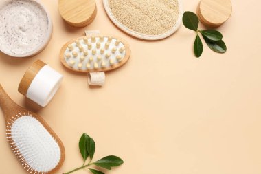 Renk arka planında farklı banyo aksesuarları ve kozmetik ürünleri olan kompozisyon