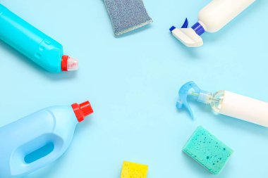Mavi arka planda ev temizleme malzemelerinden yapılmış çerçeve