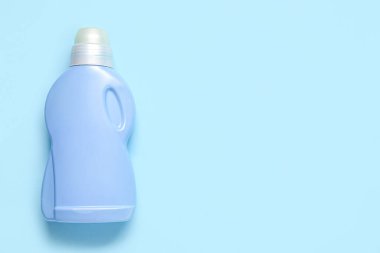 Mavi arka planda bir şişe temizlik deterjanı