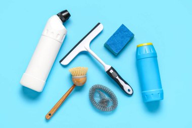 Mavi arka planda temizlik malzemeleri seti