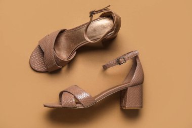 Renkli kahverengi sandaletler