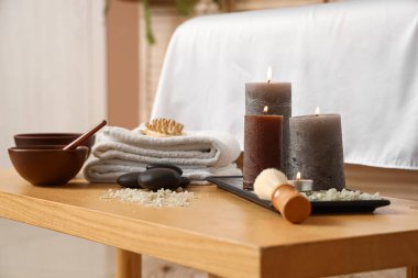 Kaplıca salonundaki deniz tuzu ile mum yakmak, yakın plan.