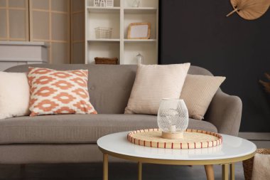 Oturma odasındaki masada şık bir lamba, yakın plan.