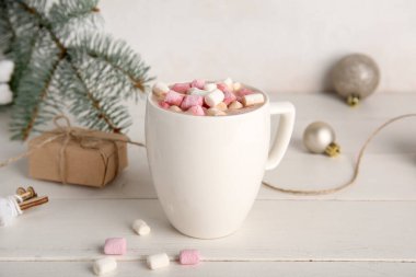 Masada beyaz arka planda lokum bulunan lezzetli Noel kakaosu.