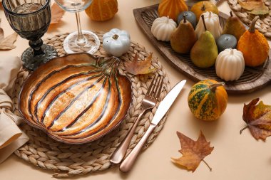 Mumlar ve bej arka planda sonbahar dekoru olan şık masa ayarları