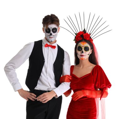 Beyaz arka planda Meksika Ölüler Günü (El Dia de Muertos) için giyinmiş genç çift