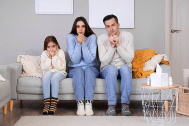 Evde ısıtma sorunu yaşayan bir aile var.