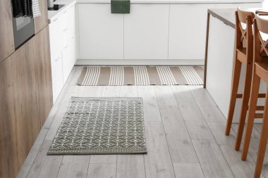 Mutfakta yerde şık halılar.