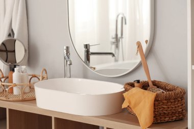 Banyo aksesuarlarıyla dolu bir lavabo.