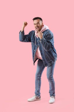 Pembe arka plandaki mutlu genç adam