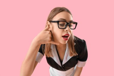 Güzel bayan hademe pembe arka planda 