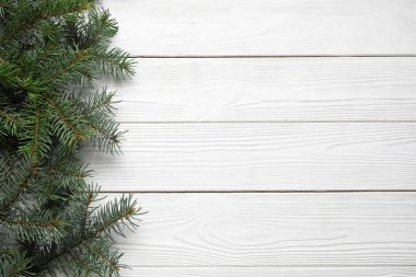 Beyaz ahşap arka planda güzel Noel ağacı dalları