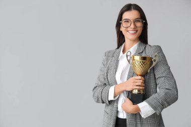 Altından fincanı açık genç bir iş kadını.