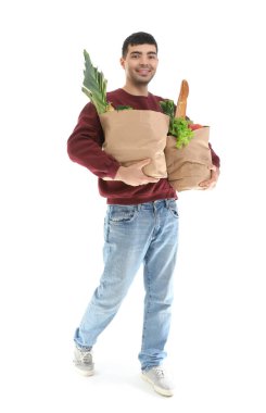 Beyaz arka planda alışveriş torbaları olan genç bir adam.