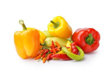 Beyaz arka planda renkli kırmızı biber ve dolma biber.