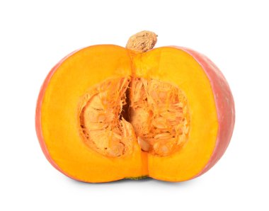 Beyaz arkaplanda taze balkabağı kes