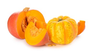 Beyaz arkaplanda taze balkabakları ve tohumlar