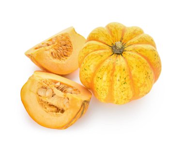 Beyaz arkaplanda taze balkabakları