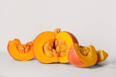 Beyaz arkaplanda taze balkabaklarını kes