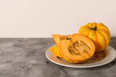 Gri masasında taze balkabağı tabağı