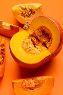 Turuncu arka planda taze balkabağı kes