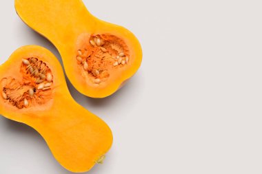 Beyaz arkaplanda taze balkabağı yarıları