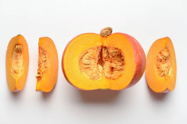 Beyaz arkaplanda taze balkabağı kes