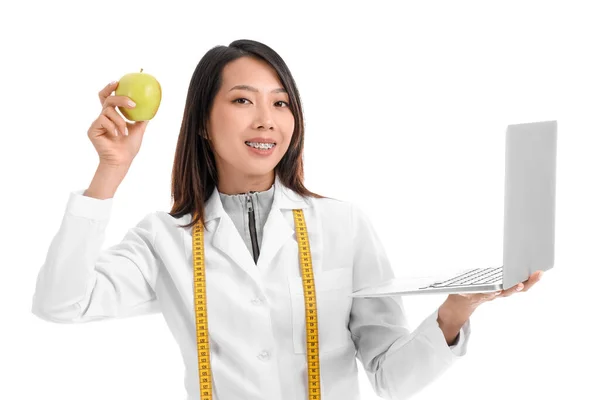 Vrouw Aziatische Voedingsdeskundige Met Appel Laptop Witte Achtergrond — Stockfoto