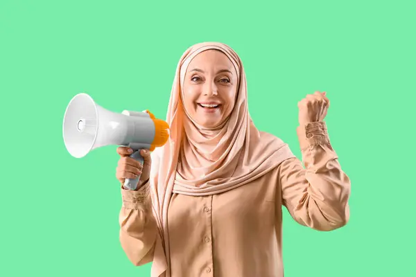 Reife Muslimin Brüllt Megafon Auf Grünem Hintergrund — Stockfoto