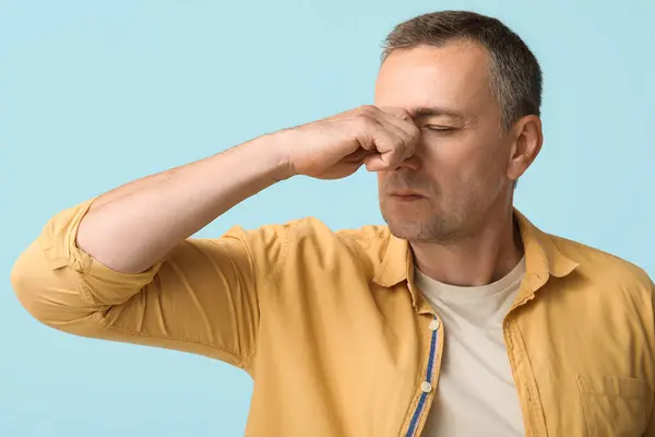 Kranker Reifer Mann Bläst Nase Auf Blauem Hintergrund — Stockfoto